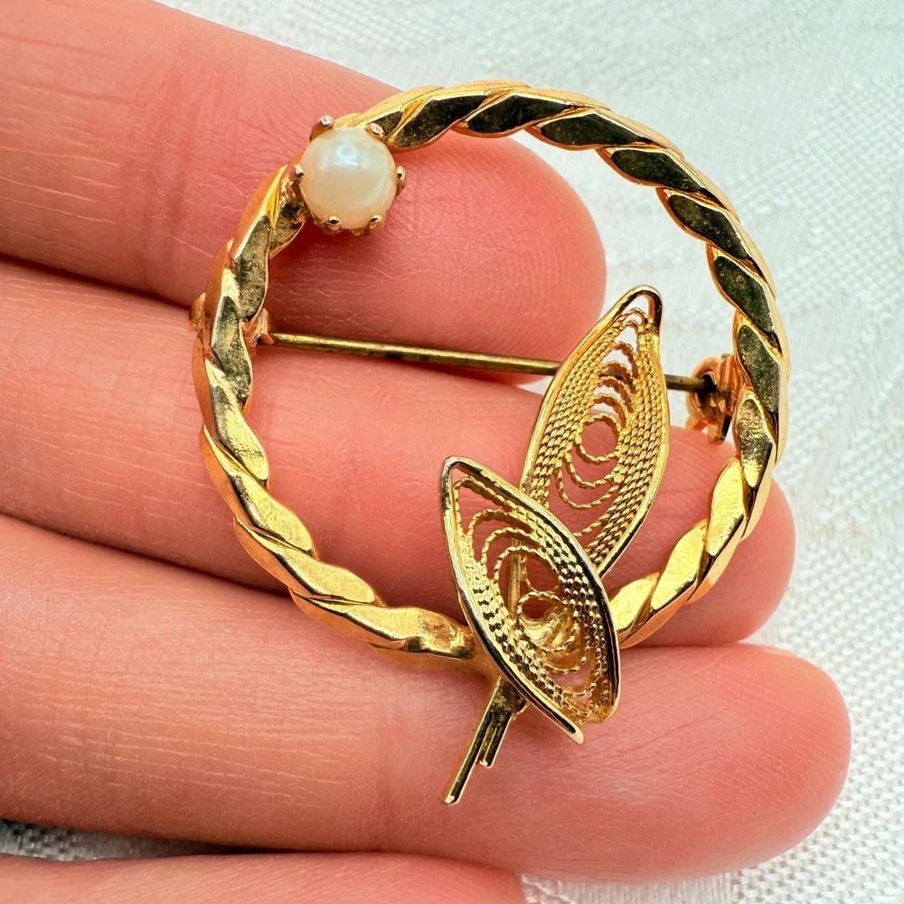 Vintage Leaf Filigree Spun Wire Work Circle Brooch Pin w/ Faux Pearl Center
